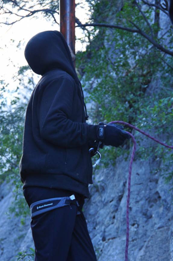 Nosso guia Edgard faz a segurança de sua namorada Mili em Potrero Chico, no nordeste do México
